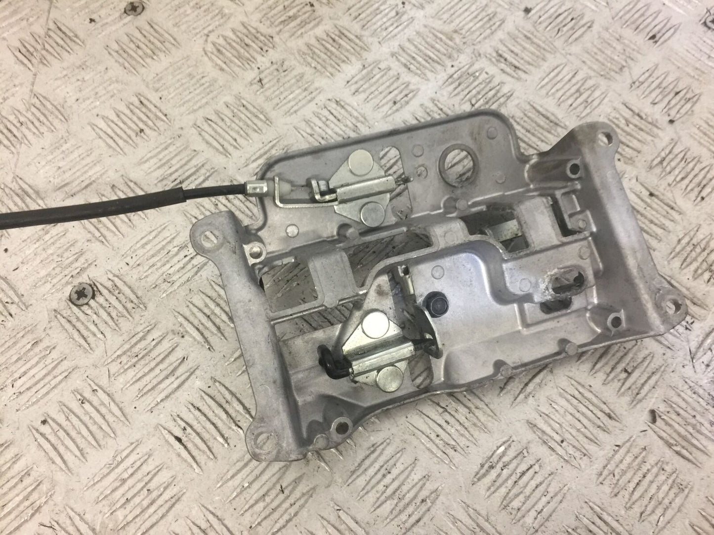 YAMAHA MT09 MT-09 TRACER SEAT LOCK MOUNTING BRACKET YEAR 2017 (STOCK 663)