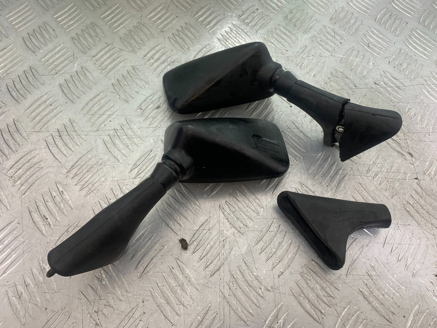 KAWASAKI GPZ600 GPZ 600 LEFT & RIGHT MIRRORS YEAR 1988-90 (CMB1258)