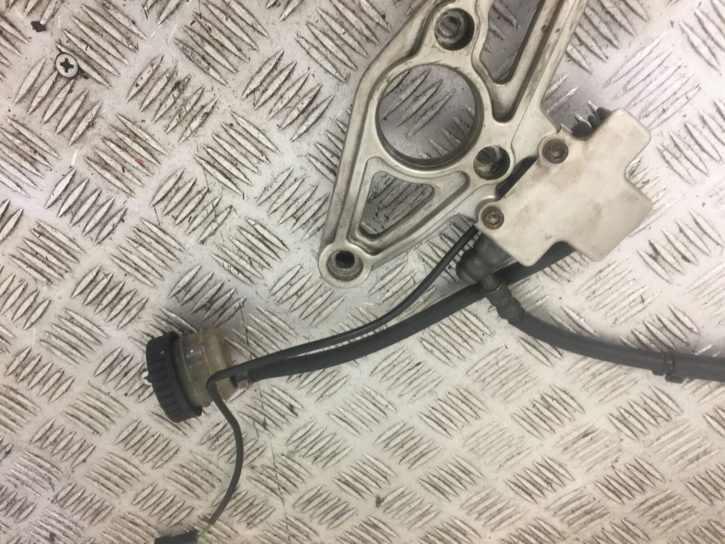 BMW R1150 GS FRONT RIGHT HANGER YEAR 1997-05 (STOCK 590)