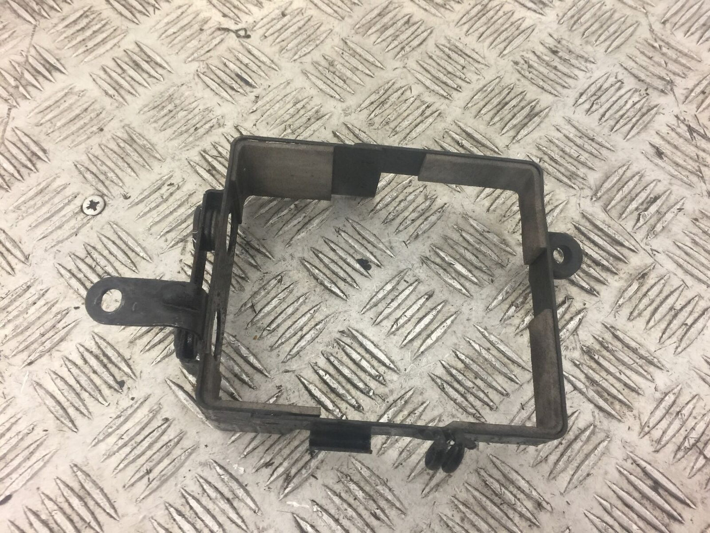 SUZUKI GZ125 GZ 125 MARAUDER BATTERY TRAY YEAR 2002