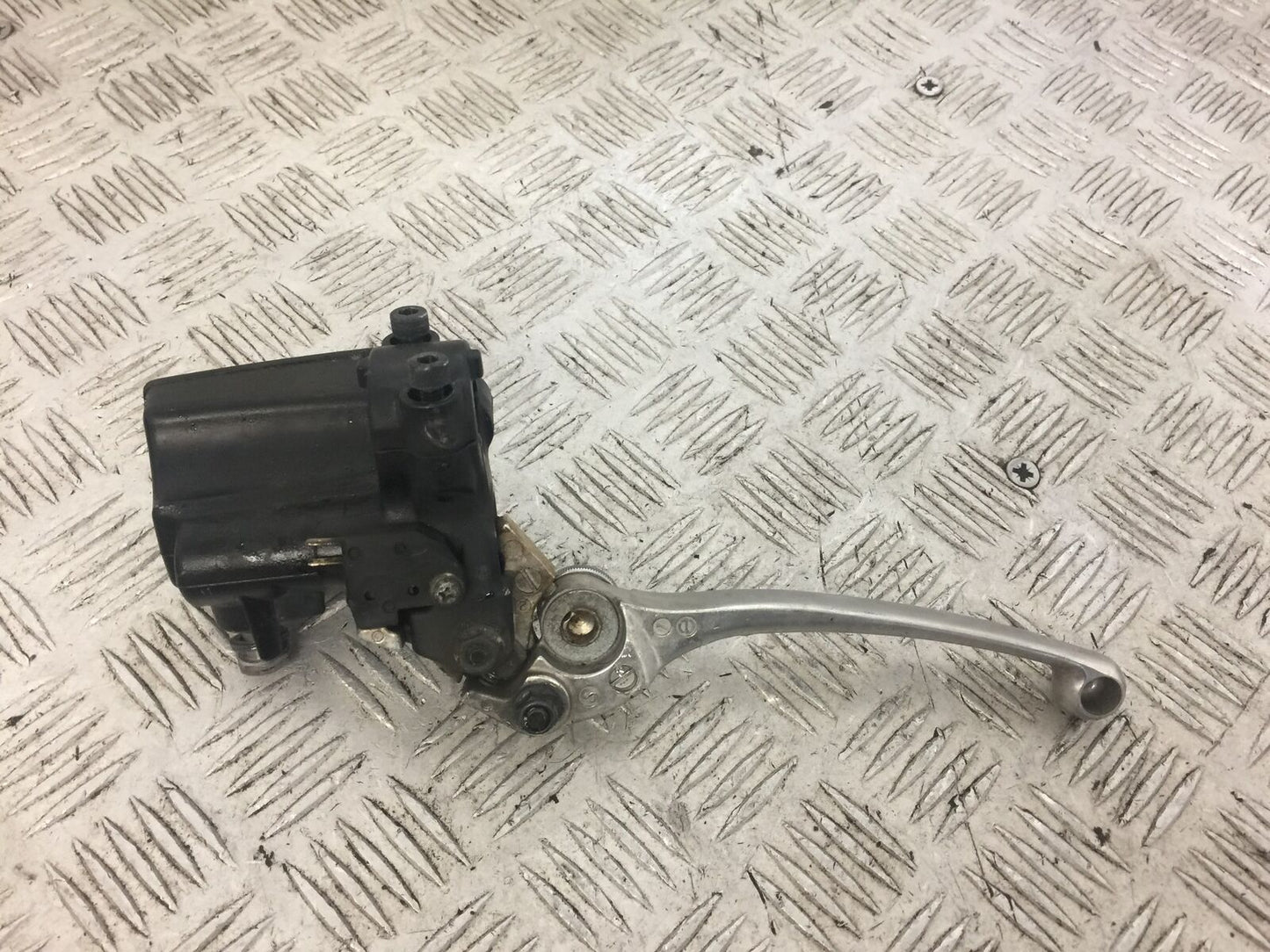 TRIUMPH TIGER 800 FRONT BRAKE MASTER CYLINDER YEAR 2013 (STOCK 643)