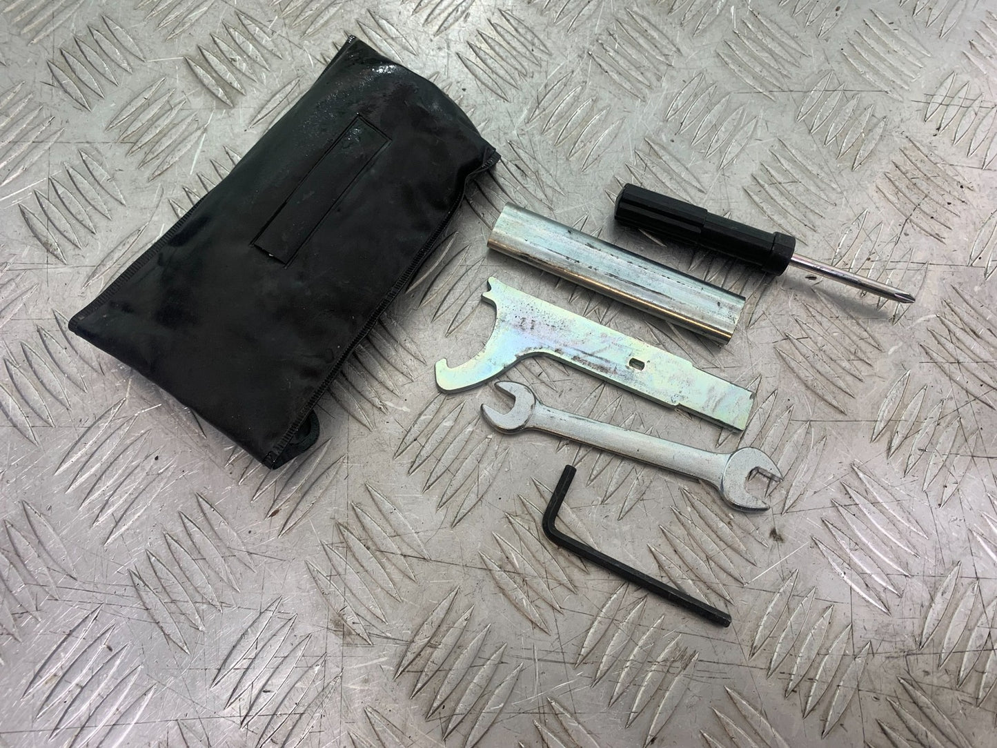 HONDA CBR1000 rr FIREBLADE TOOL KIT YEAR 2012-2016 (CMB1198)