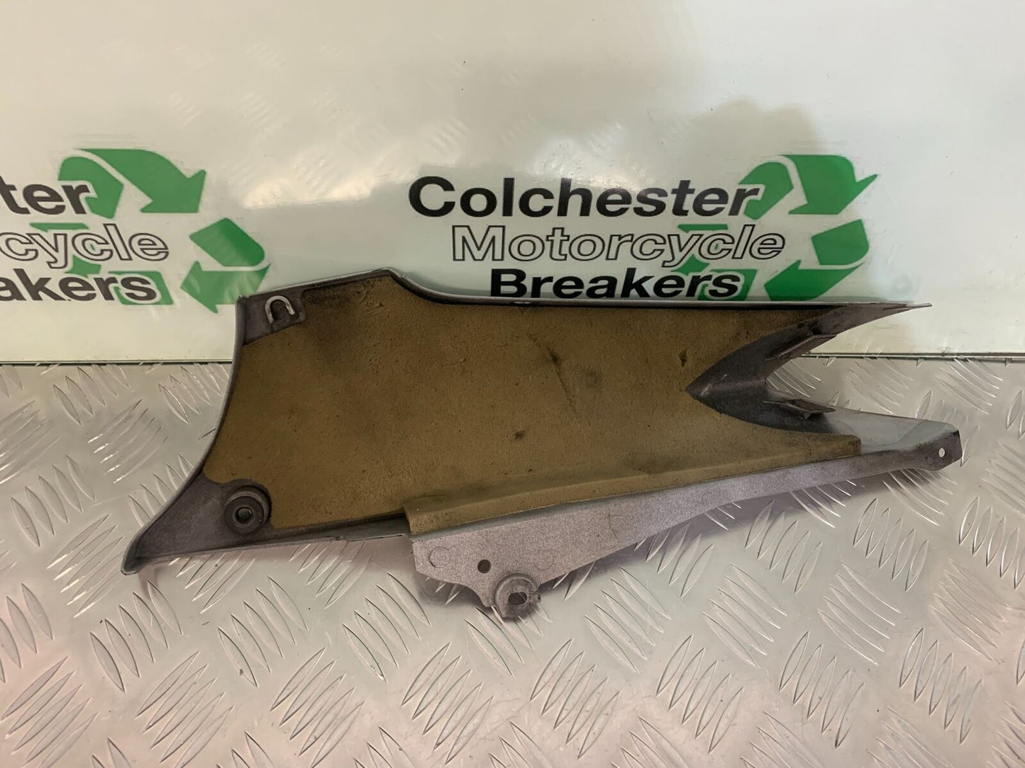 YAMAHA FJR1300 FJR 1300 LEFT SEAT PANEL YEAR 2001-05 (STOCK 946)