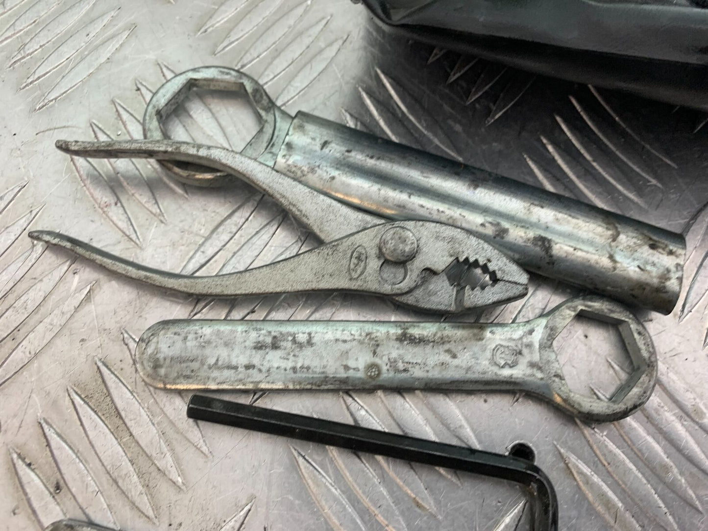 HONDA CBR1100 BLACKBIRD TOOL KIT YEAR 1999-2005 (CMB1103)