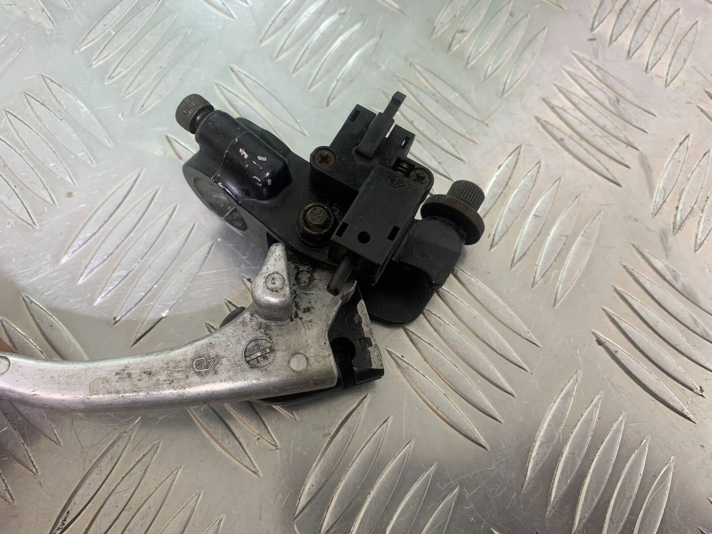 KAWASAKI ZR 750 ZEPHYR CLUTCH LEVER AND BRACKET YEAR 1991-95 (CMB1008)
