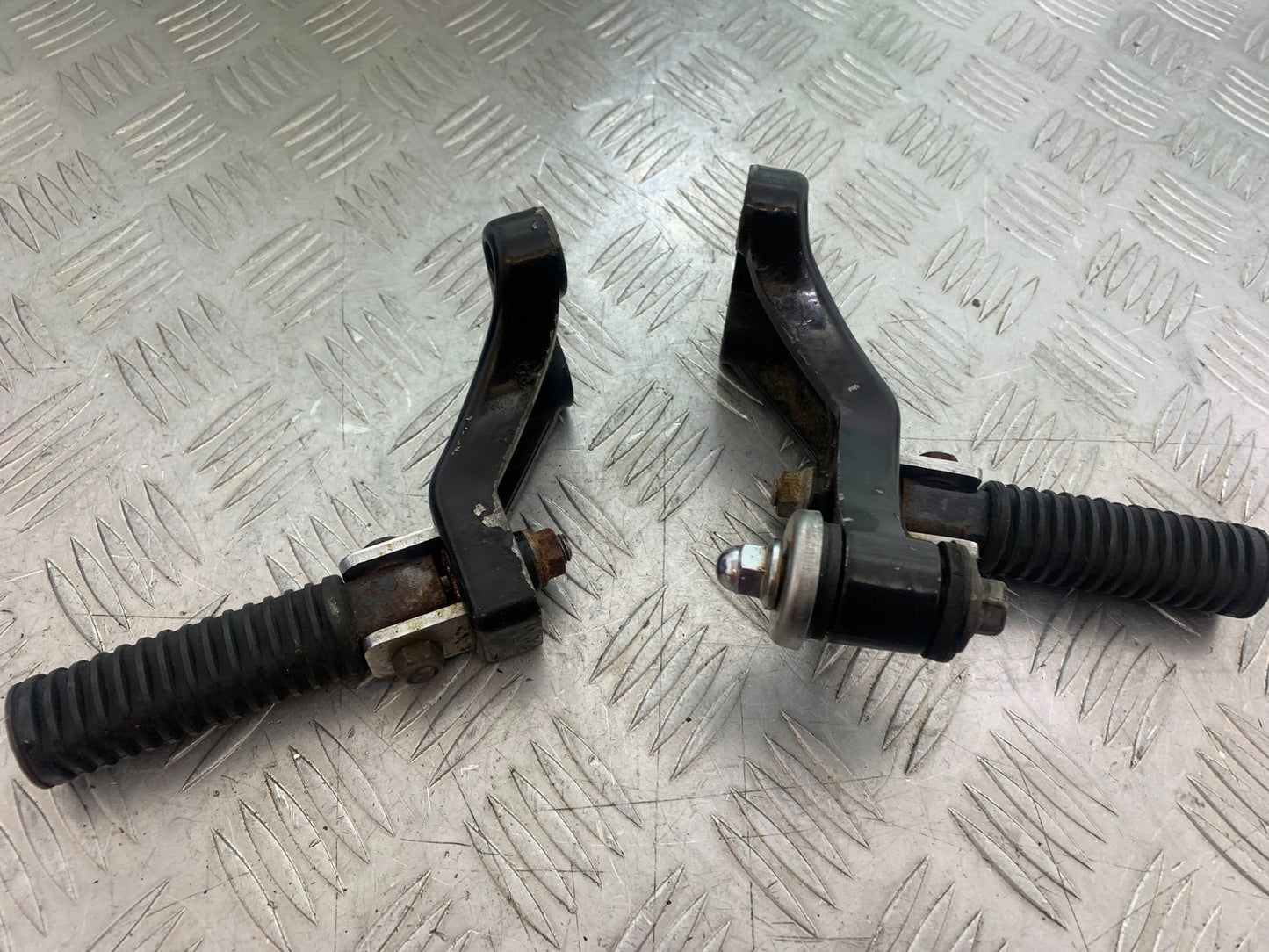 KAWASAKI VN1500 CLASSIC REAR FOOTPEGS YEAR 1999 -2006 (CMB1166)