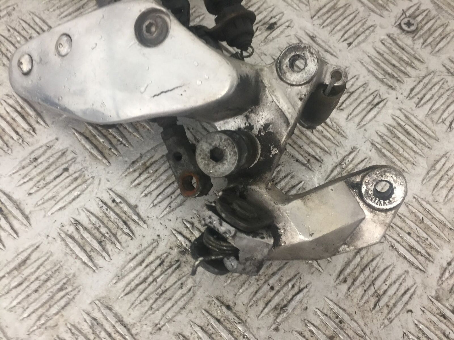 YAMAHA YZF1000 YZF 1000 THUNDERACE FRONT RIGHT HANGER YEAR 1996 (STOCK 777)