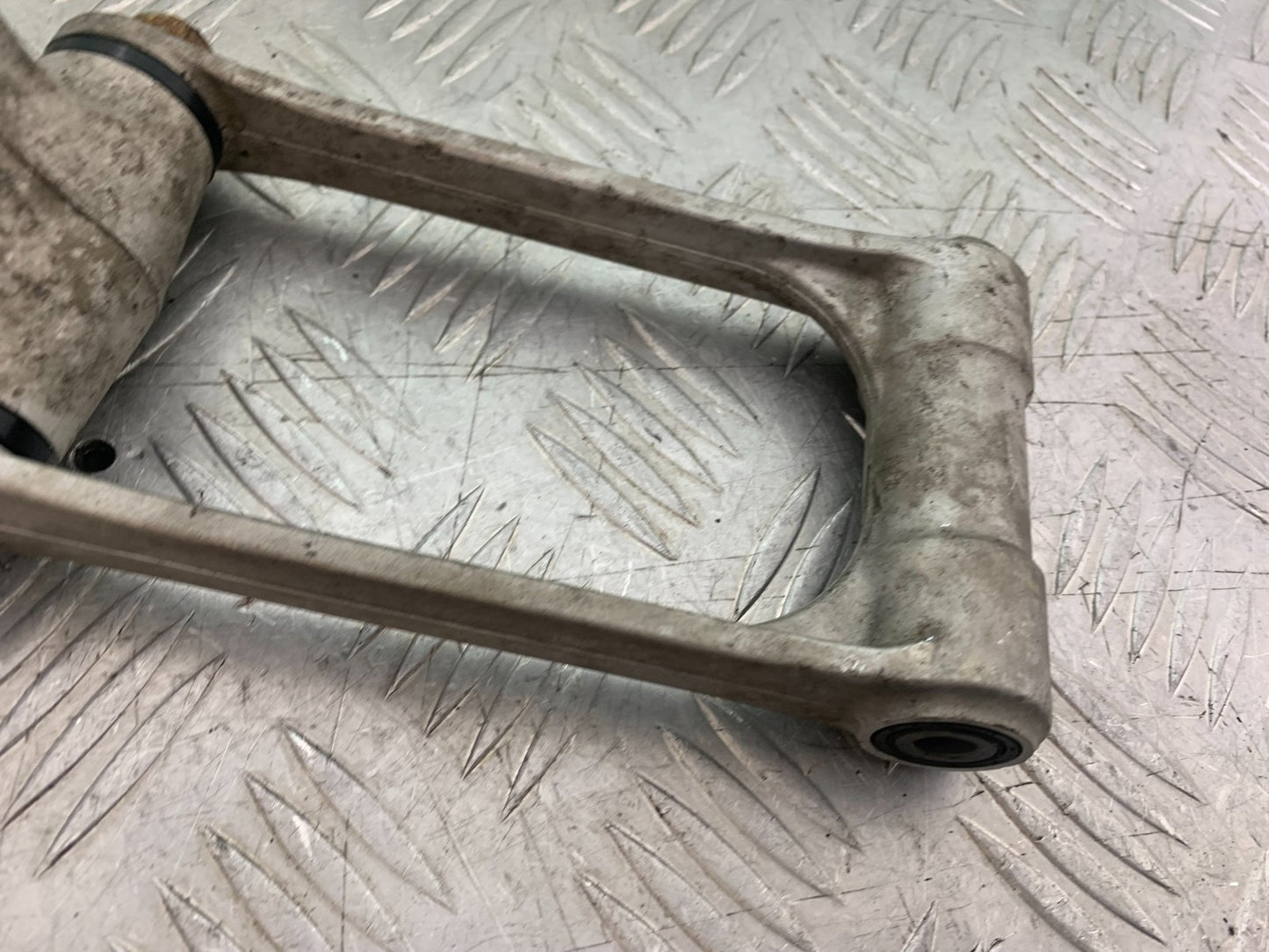 HONDA CBR1000 rr FIREBLADE REAR SHOCK LINKAGE YEAR 2006 (CMB1220)