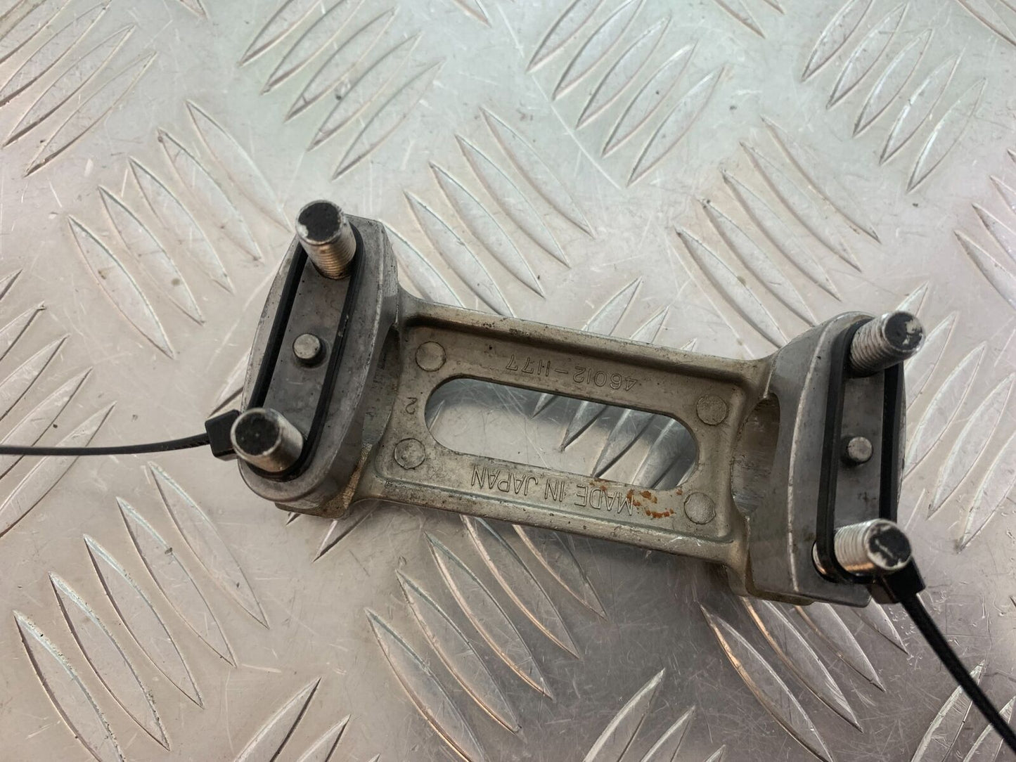 KAWASAKI ZR 750 ZEPHYR HANDLEBAR CLAMP YEAR 1991-95 (CMB1008)