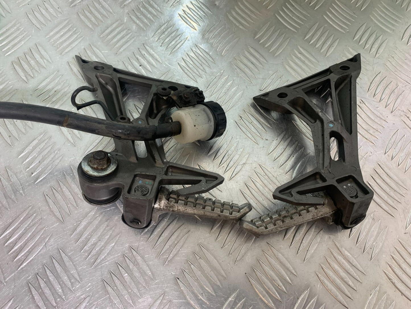 KAWASAKI Z300 ER300 REAR HANGERS AND PEGS YEAR 2016-2018 (CMB1056)