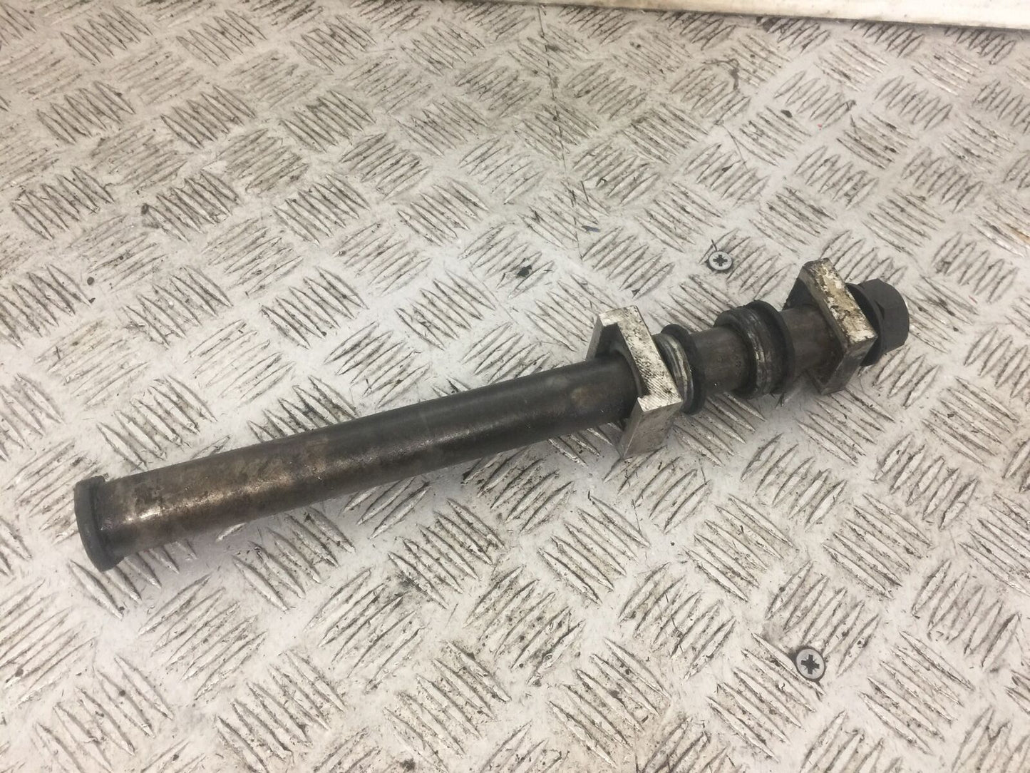 YAMAHA YZF1000 YZF 1000 THUNDERACE REAR WHEEL SPINDLE YEAR 1996 (STOCK 777)
