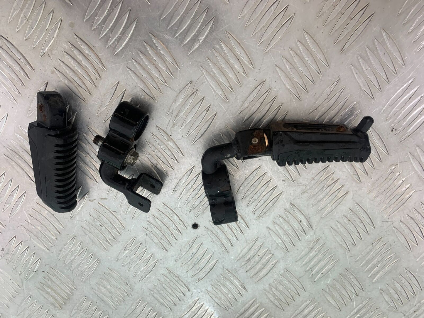 BLUROC LEGEND 125 FRONT FOOTPEGS YEAR 2022 (CMB1041)