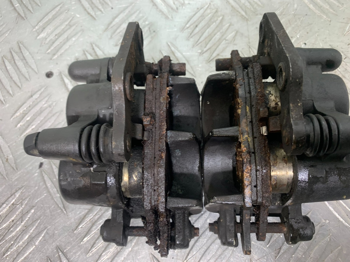 SUZUKI GSF600 GSF 600 BANDIT FRONT BRAKE CALIPERS 2000-2004 (CMB1269)