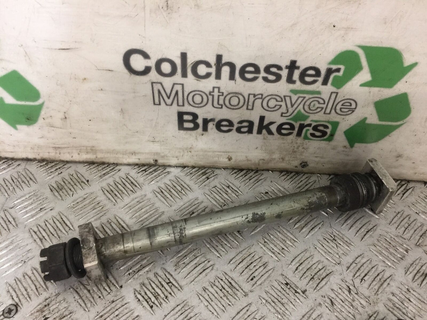 KAWASAKI ZX6R ZX636 B1H REAR WHEEL SPINDLE YEAR 2003 2004 (STOCK 788)