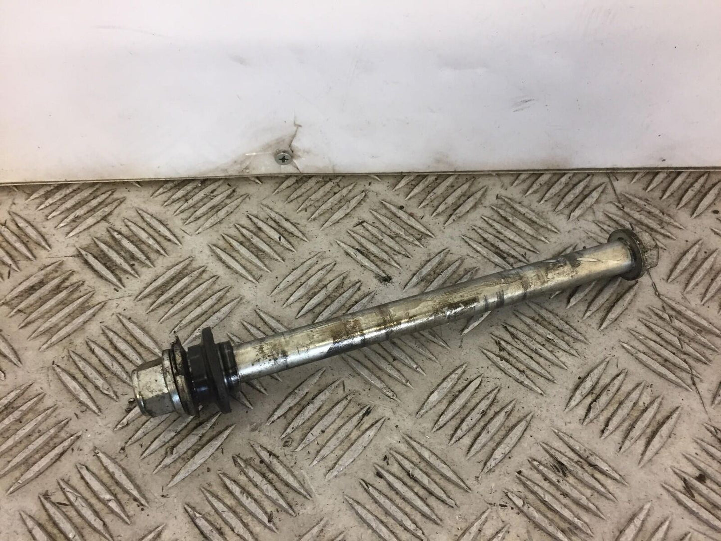 YAMAHA YBR125 YBR 125 FRONT WHEEL SPINDLE YEAR 2013