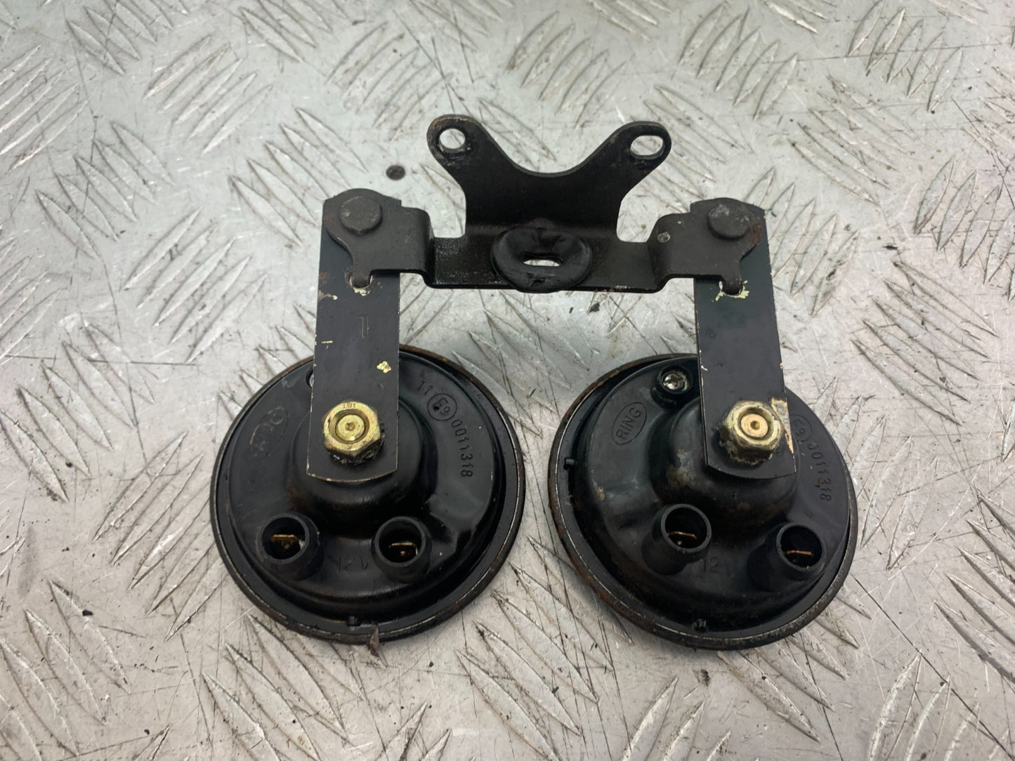 HONDA VT700 VT 700 SHADOW HORNS YEAR 1984-85 (CMB1328)