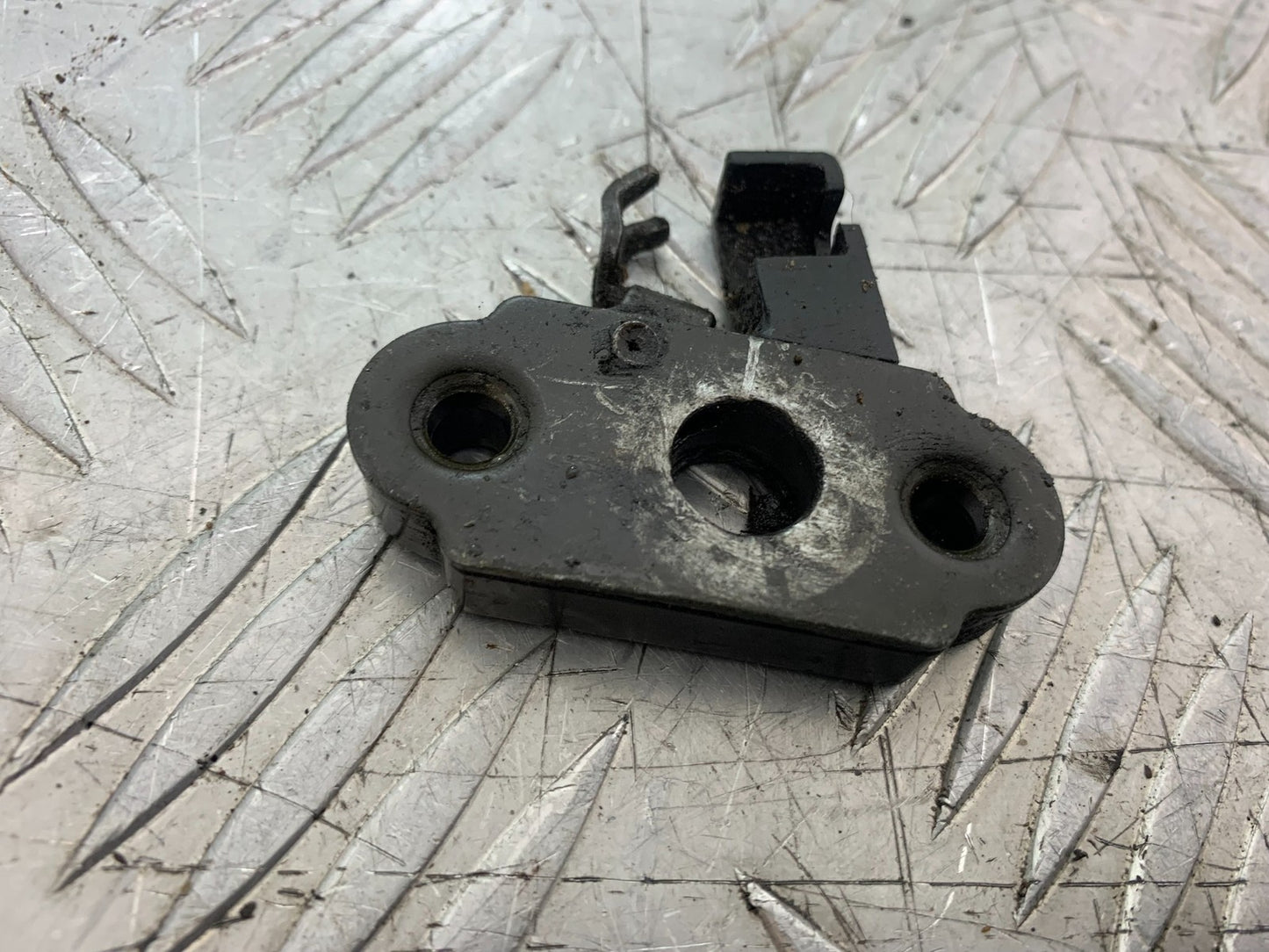 TRIUMPH TROPHY 900 SEAT CATCH YEAR 1991-95 (CMB1251)