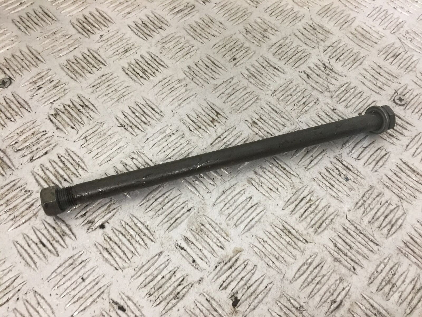 YAMAHA FZS600 FAZER 600 SWINGARM SPINDLE YEAR 2002-03 (STOCK 790)