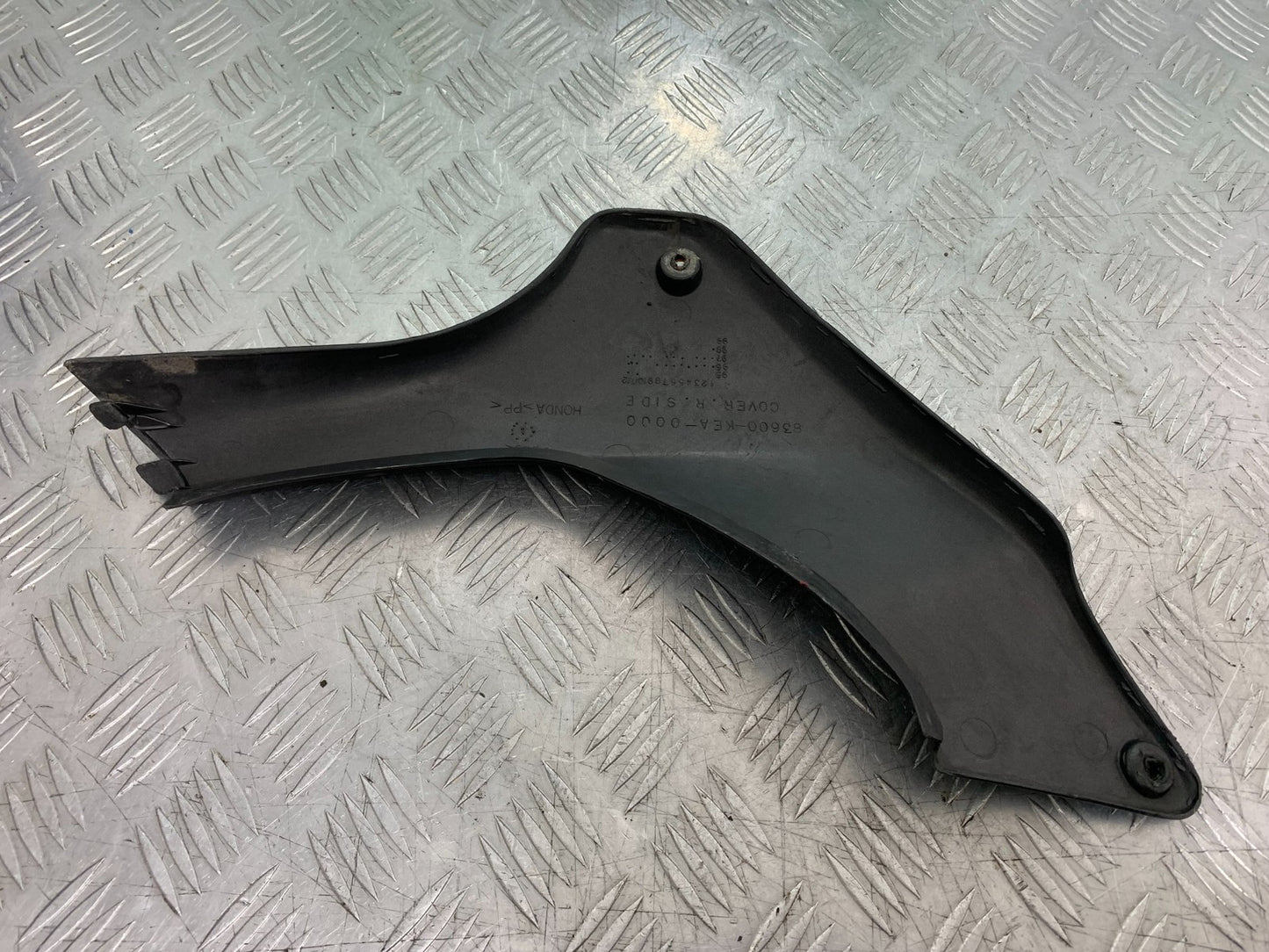 HONDA CB600 CB 600 HORNET RIGHT SEAT PANEL YEAR 1998-2002 (CMB1297)