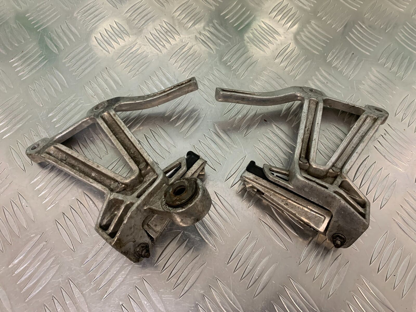 YAMAHA FZS600 FAZER 600 REAR HANGERS AND PEGS YEAR 1998-2001 (STOCK 958)