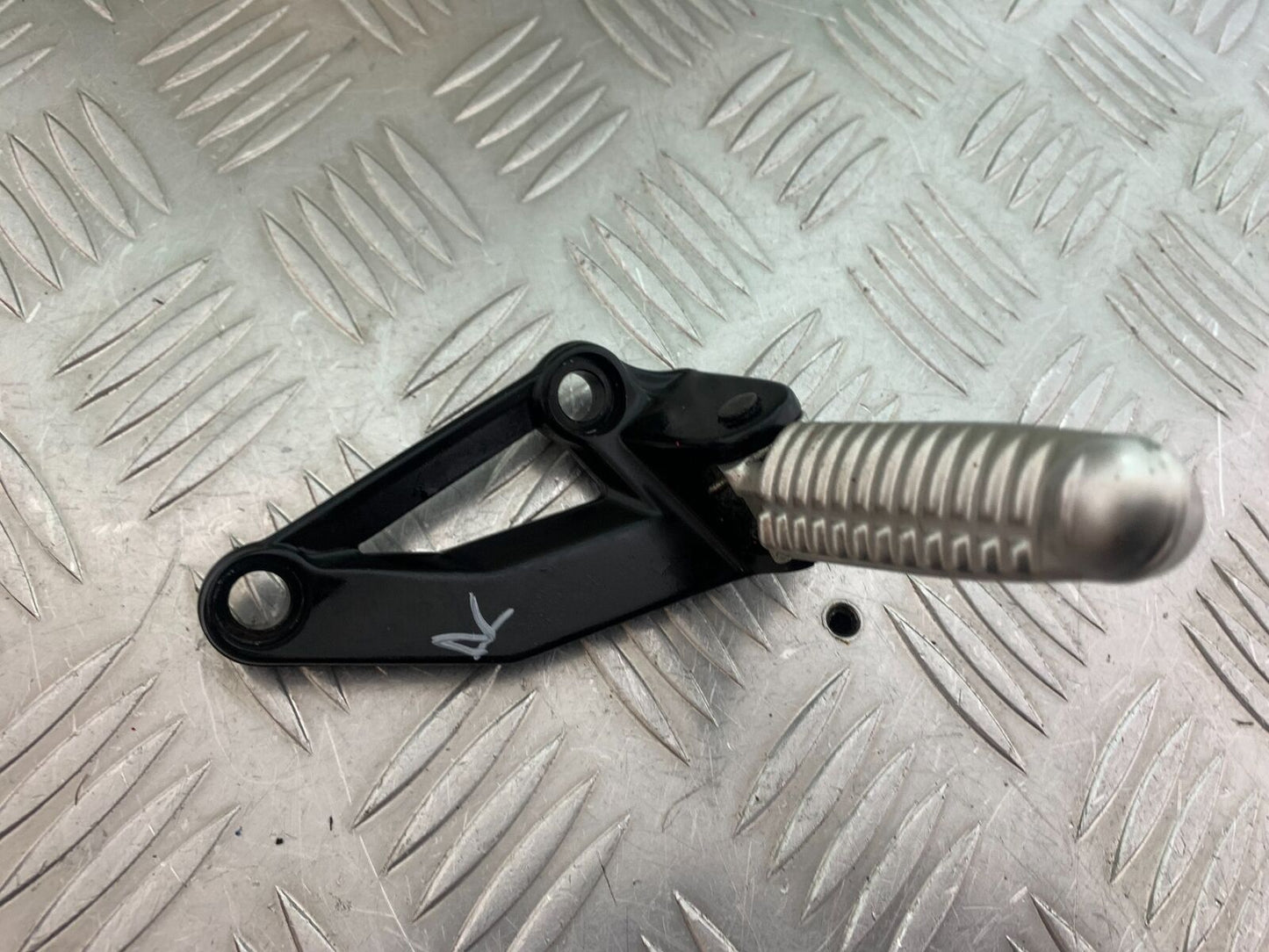 DUCATI STREETFIGHTER 848 FRONT RIGHT HANGER AND FOOTPEG YEAR 2011-16 (CMB1050)