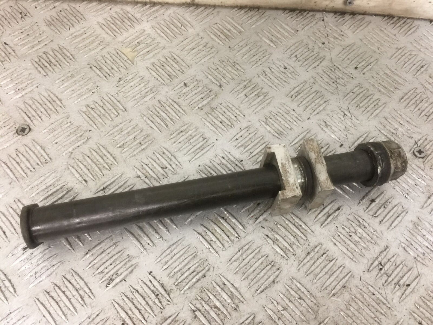 YAMAHA R6 5EB REAR WHEEL SPINDLE YEAR 1999-2002 (STOCK 891)