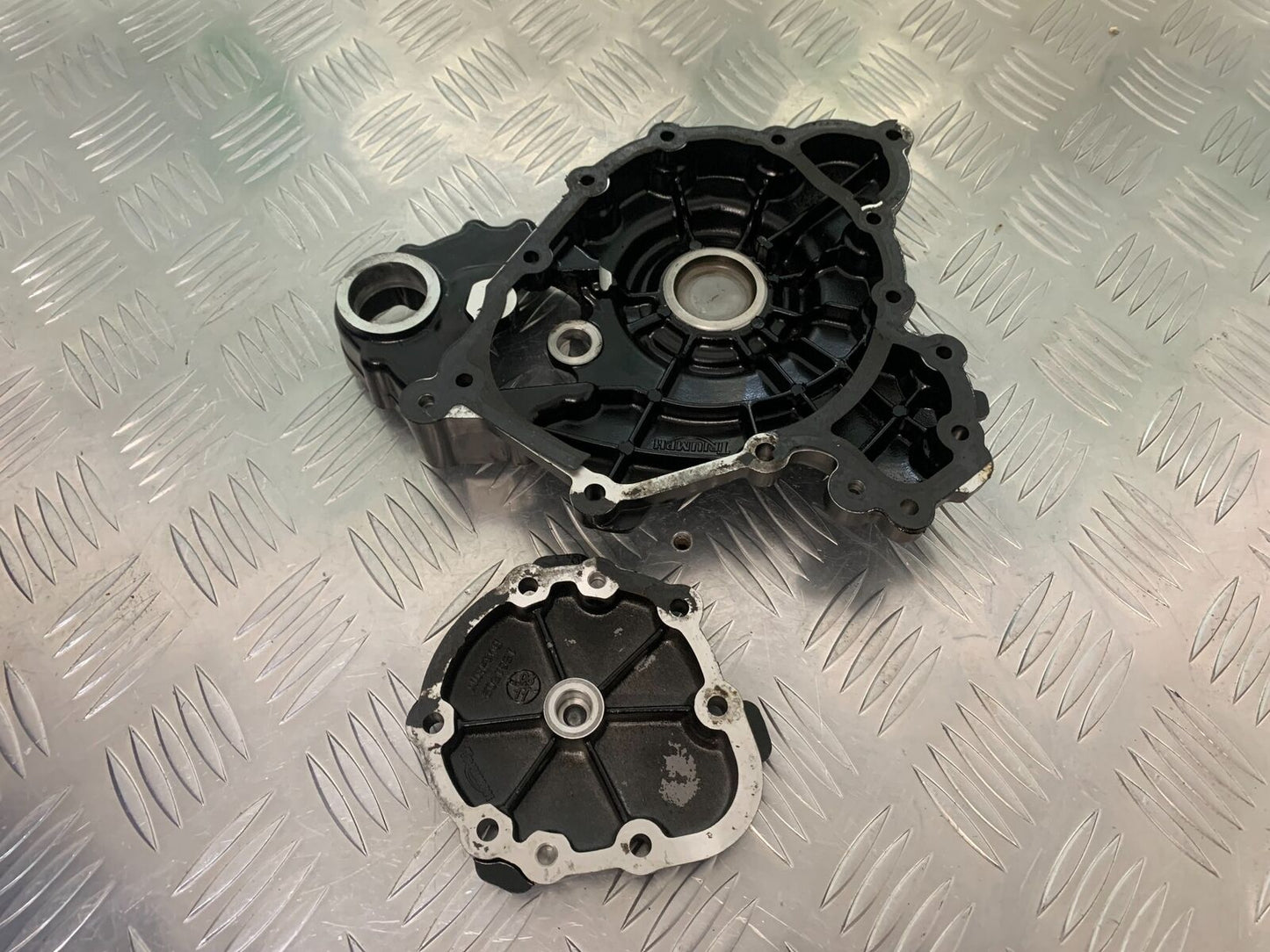 TRIUMPH 1050 SPRINT STARTER CLUTCH COVER YEAR 2004-2007 (STOCK 956)