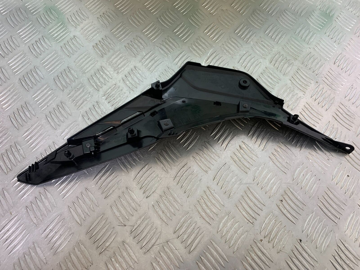 HONDA CBR500R CBR 500 R LEFT SEAT PANEL YEAR 2016 (CMB1066)