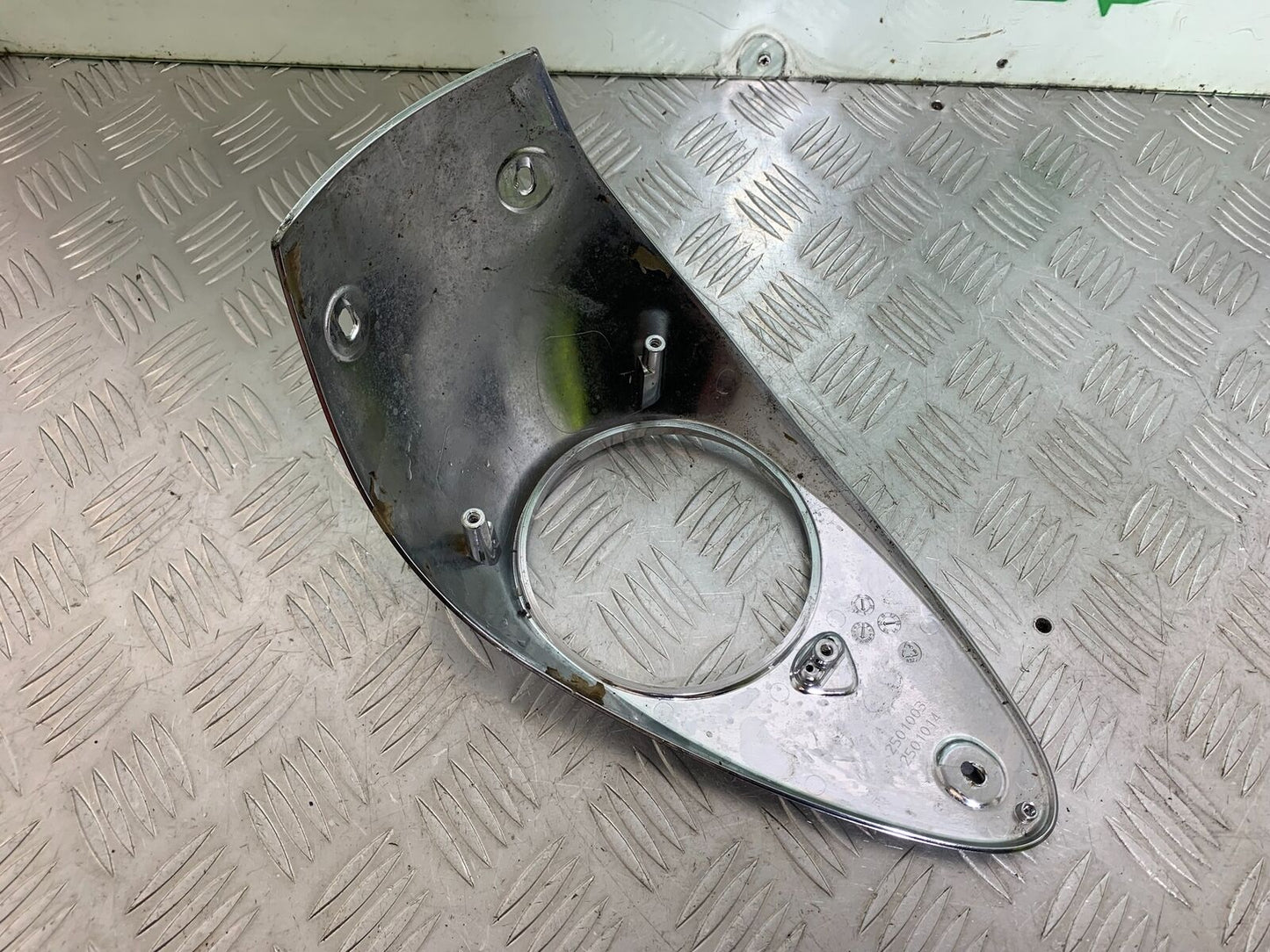 TRIUMPH THUNDERBIRD 1600 CLOCK SURROUND YEAR 2011 (CMB1107)
