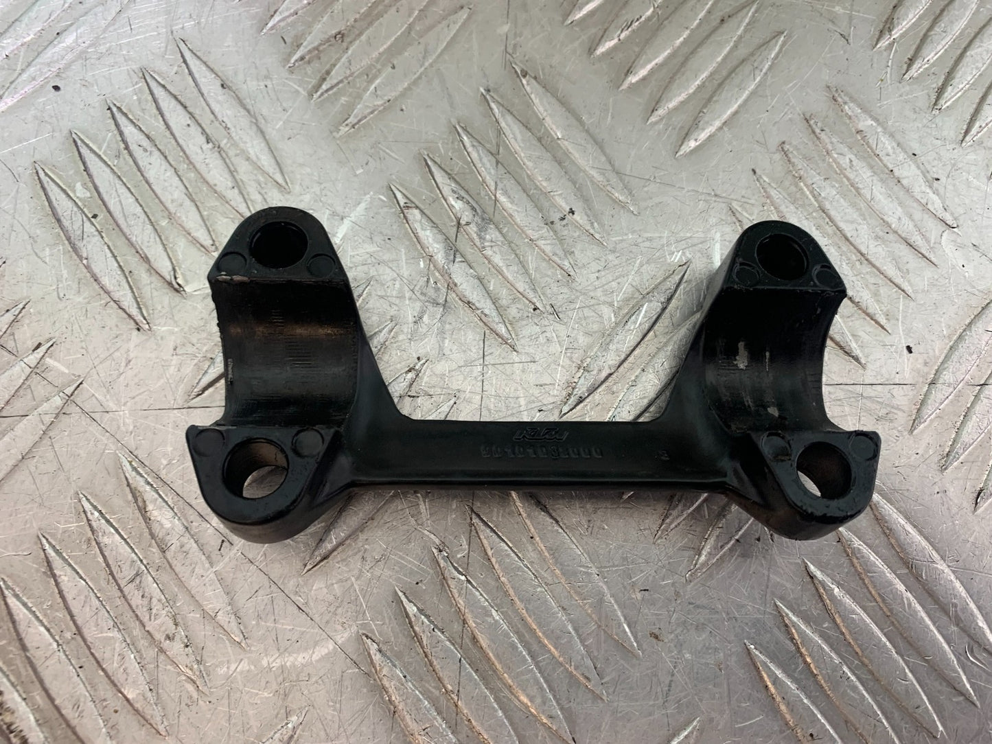 KTM DUKE 125 HANDLEBAR CLAMP YEAR 2017-2022 (CMB1222)