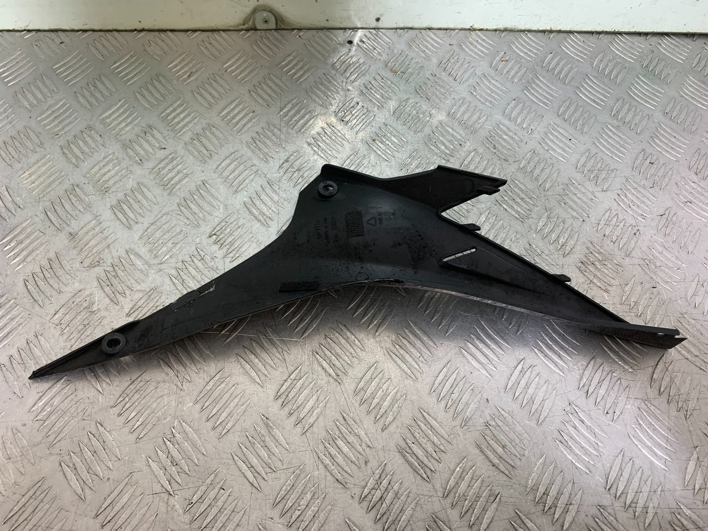 APRILIA TUONO 1000 V4R LEFT SEAT PANEL YEAR 2011-13 (CMB1316)