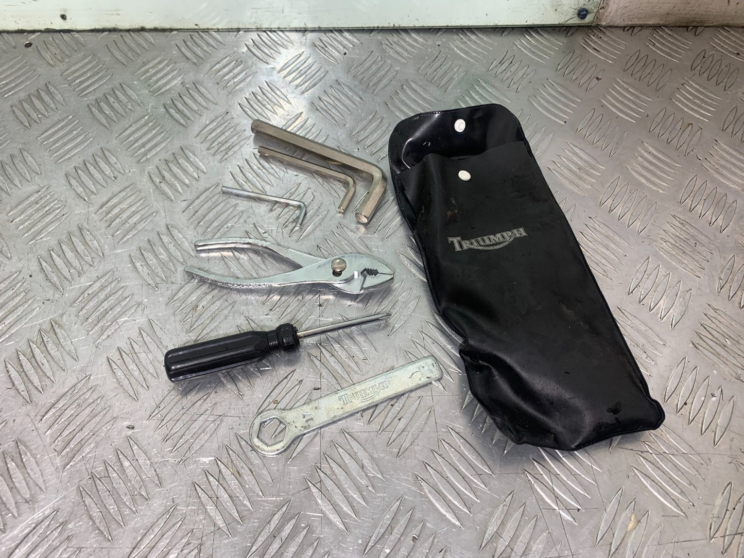 TRIUMPH 1050 SPRINT ST TOOL KIT 2004-2007 (CMB1197)