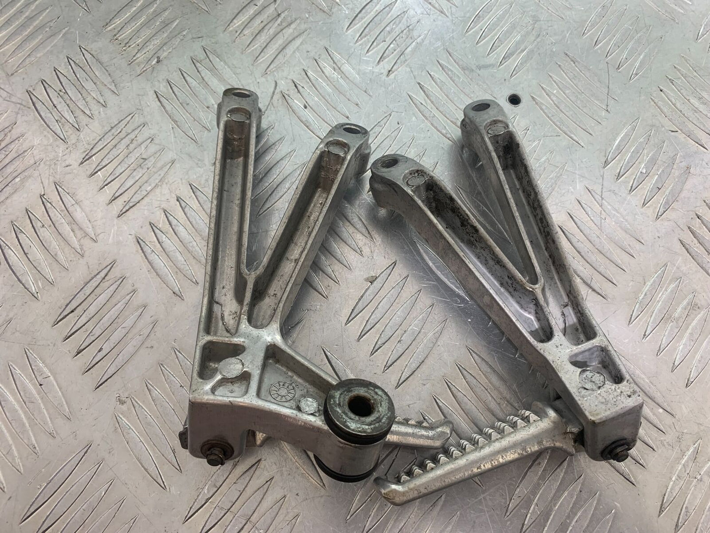 HONDA CBR 929 RRY FIREBLADE REAR HANGERS AND PEGS YEAR 2000-01 (CMB1026)