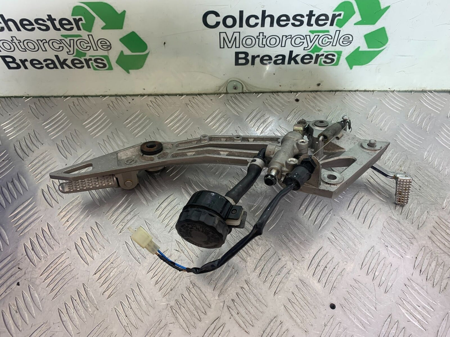 KAWASAKI Z1000 Z 1000 RIGHT HANGER AND PEGS YEAR 2003-2006 (CMB1099)