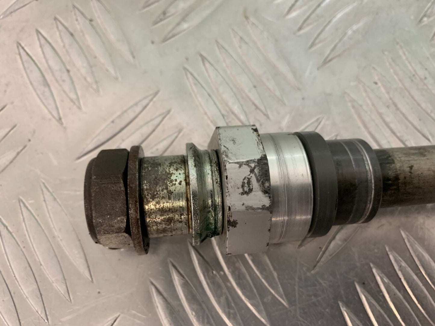 TRIUMPH 675 STREET TRIPLE REAR WHEEL SPINDLE YEAR 2008 (STOCK 984)