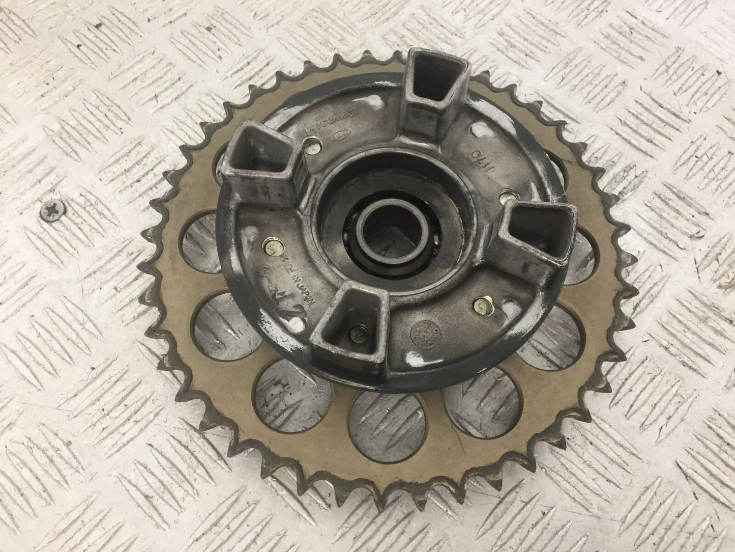 KAWASAKI ZX9R ZX9 E1 REAR SPROCKET CARRIER YEAR 2000 (STOCK 816)