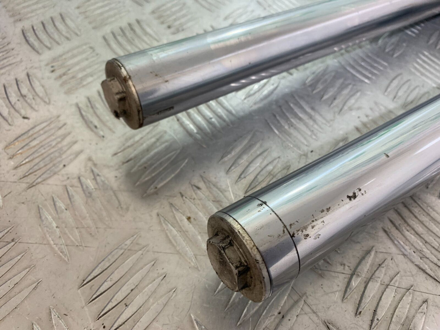 KAWASAKI Z750 ZR750 ZR-7S FORKS YEAR 1999-05 (CMB1135)