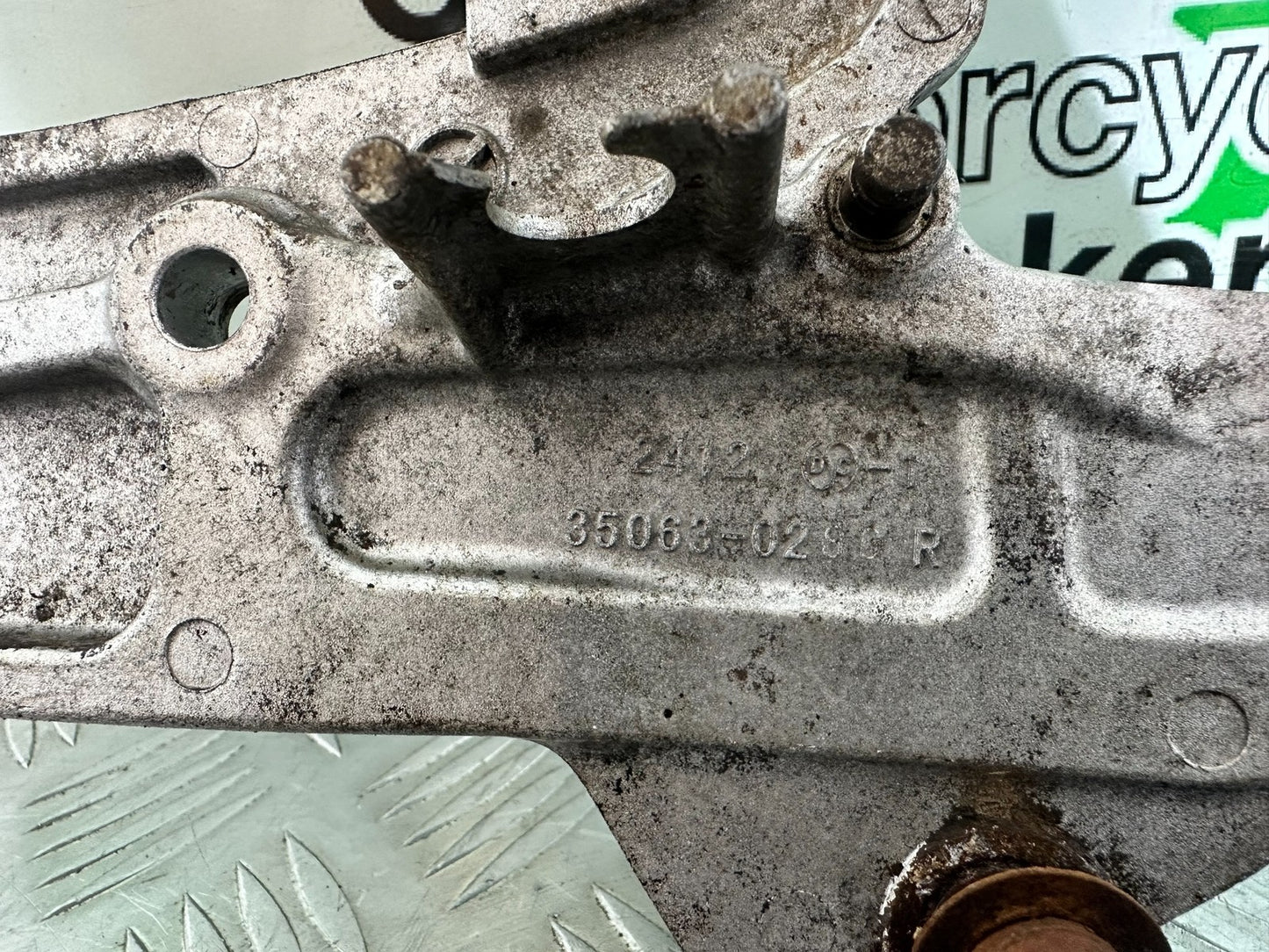 KAWASAKI ER6 F ER6F RIGHT HANGER AND PEGS YEAR 2005-2008 (CMB1178)