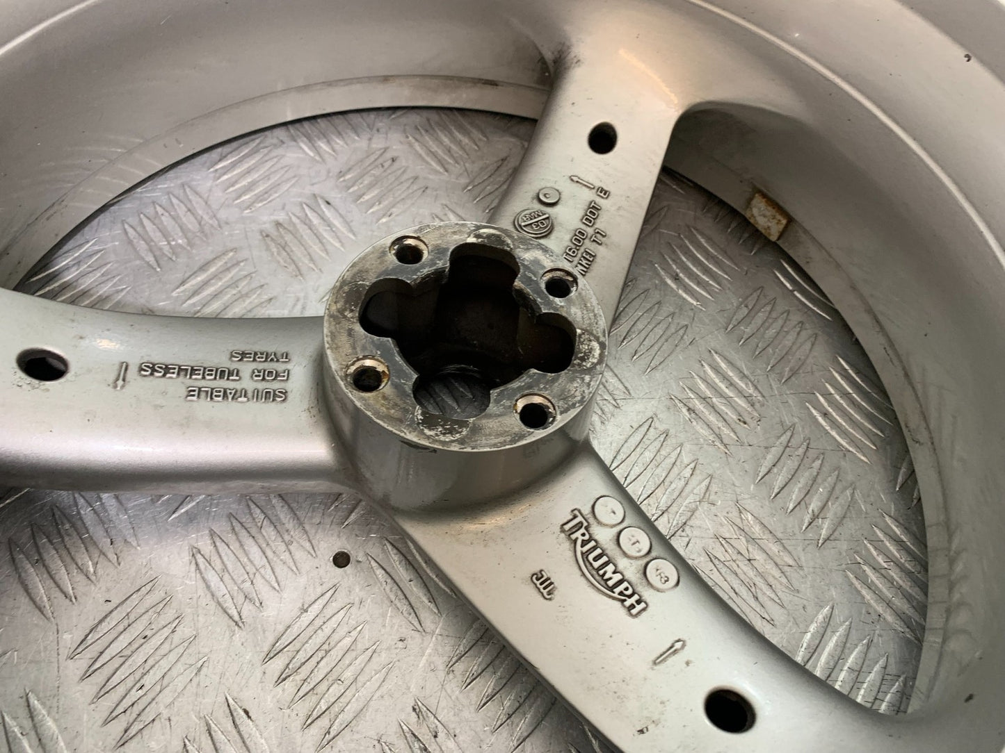TRIUMPH 955I SPRINT RS REAR WHEEL YEAR 1999-03 (CMB1313)
