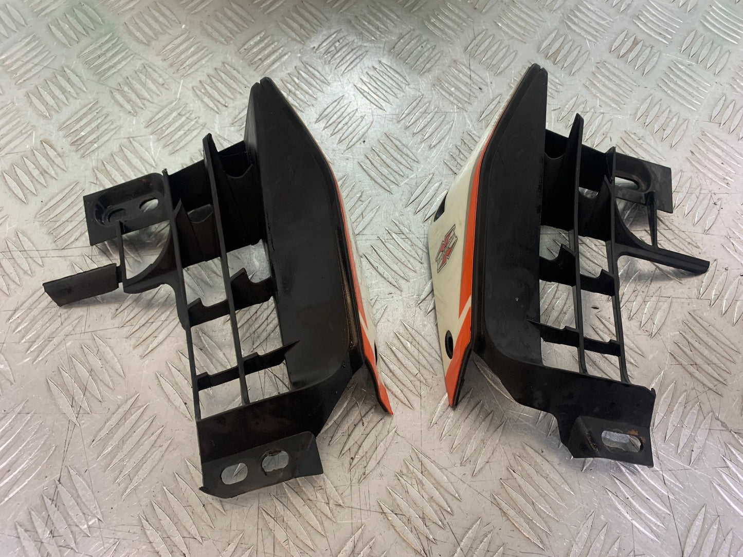 KTM DUKE 125 LEFT AND RIGHT RADIATOR COVERS YEAR 2017-2022 (CMB1222)