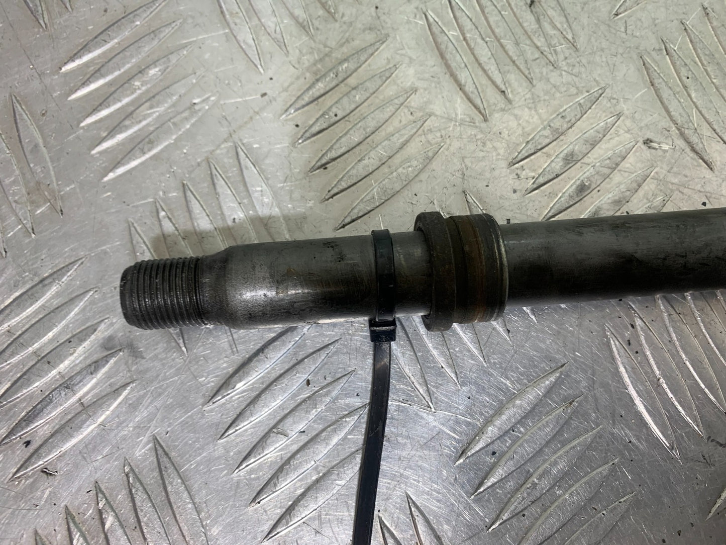 YAMAHA XJR1300 XJR 1300 FRONT WHEEL SPINDLE 1999-2003 (CMB1119)