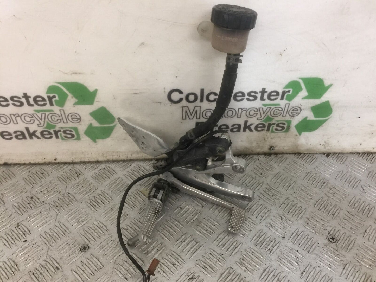 YAMAHA R6 5EB FRONT RIGHT HANGER YEAR 1999-2002 (STOCK 891)