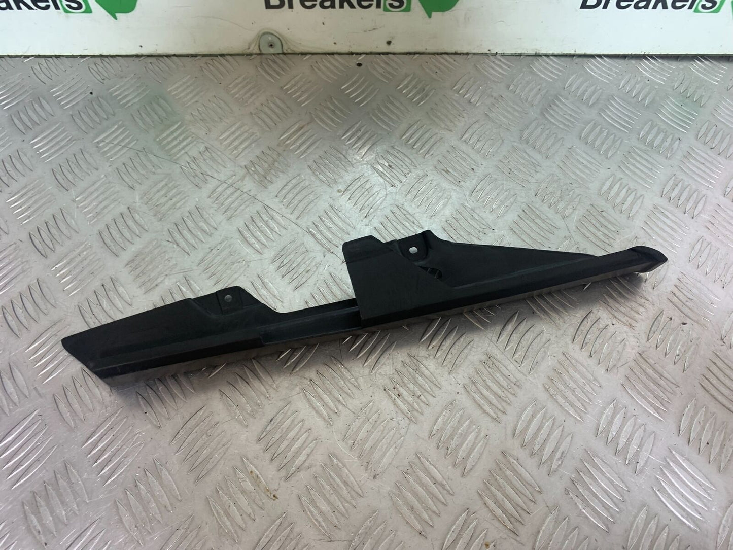 KAWASAKI Z750 ZR750 ZR-7S CHAIN GUARD YEAR 1999-05 (CMB1135)