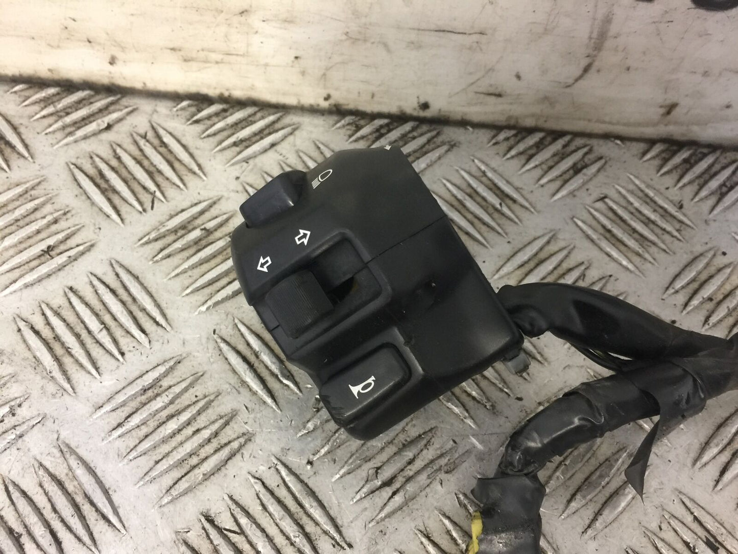 SUZUKI GSF1200 GSF 1200 BANDIT LEFT SWITCH GEAR YEAR 1997 (STOCK 596)
