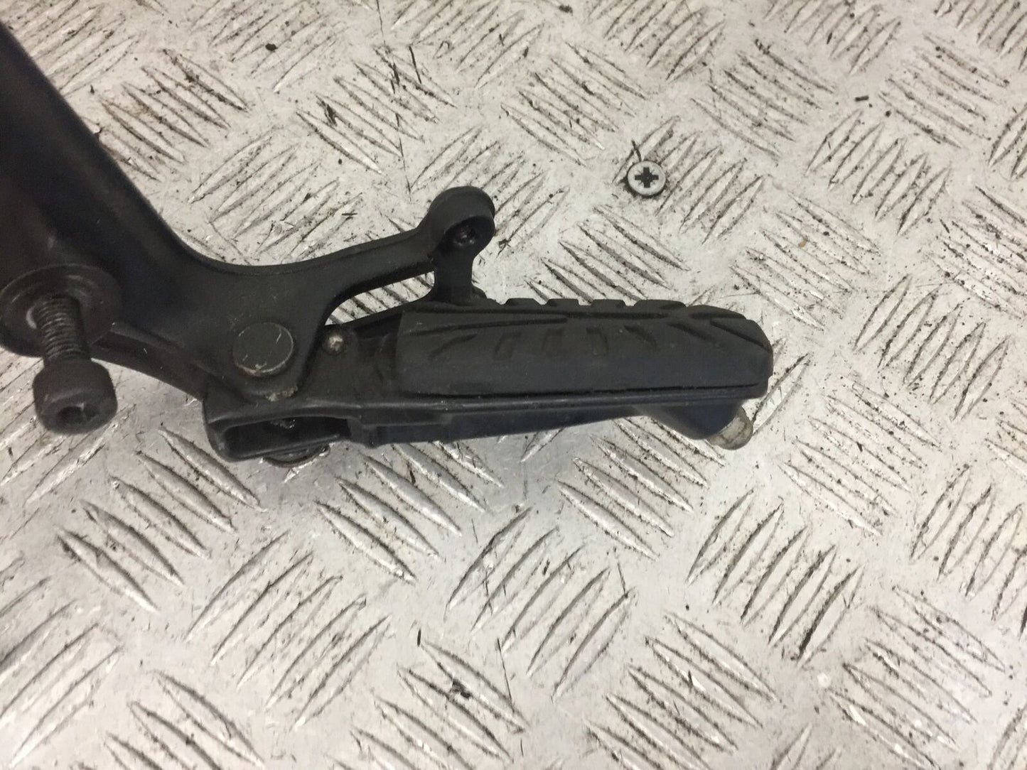 KTM DUKE 125 LEFT HANGER AND STAND YEAR 2017-2022 (STOCK 758)