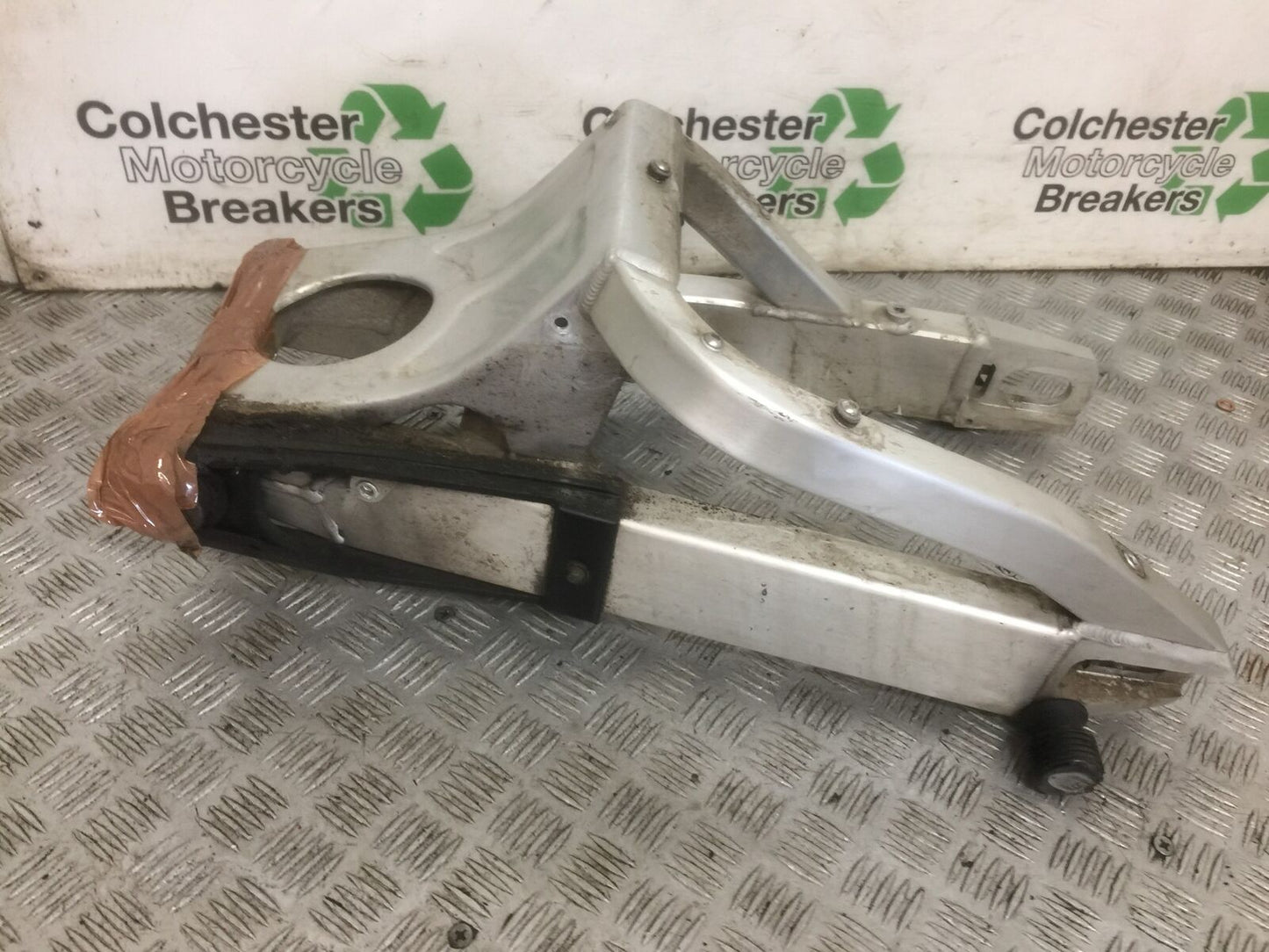 YAMAHA R6 5EB SWINGARM YEAR 1999-2002 (STOCK 891)