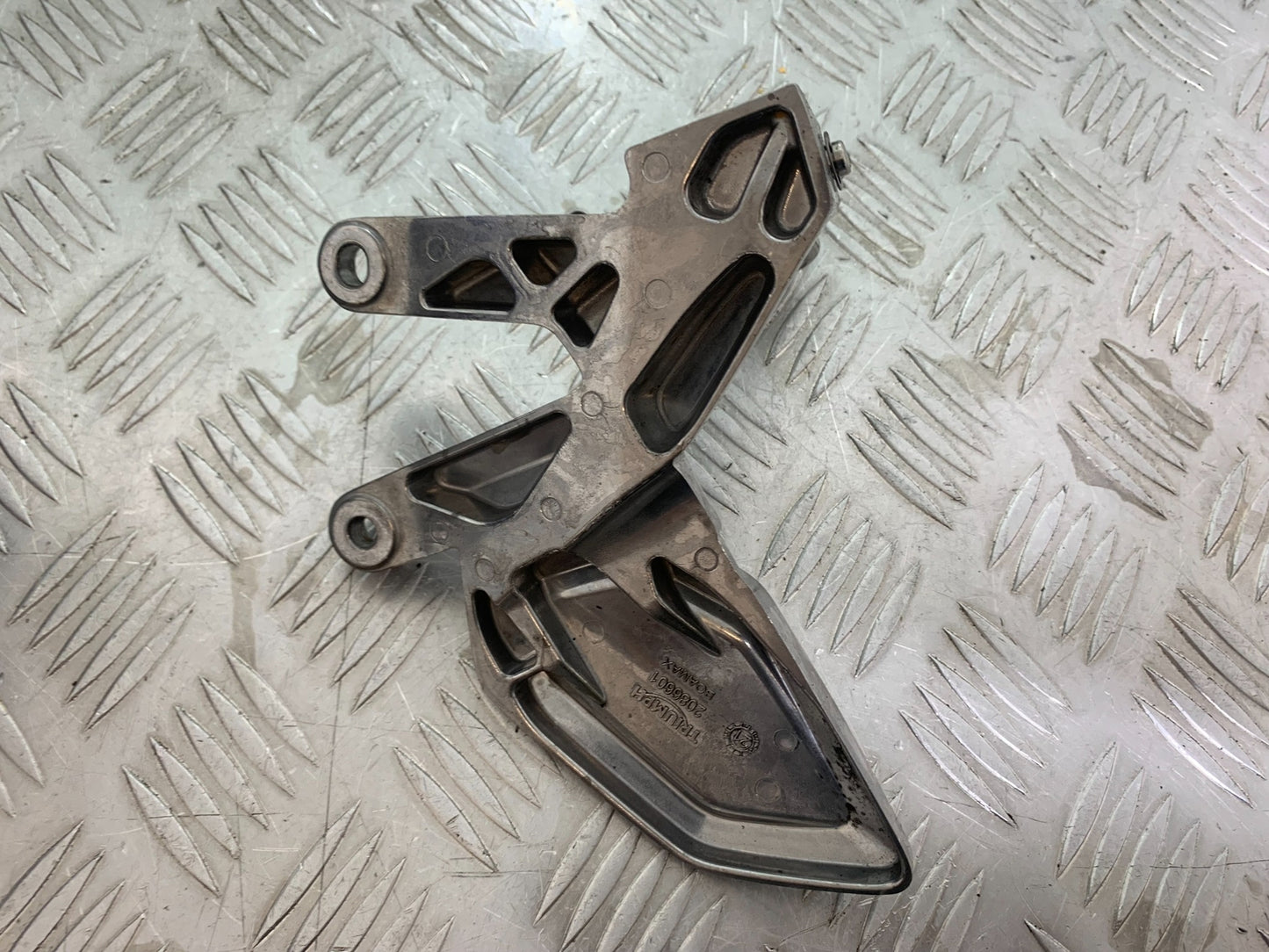 TRIUMPH TRIDENT 660 FRONT LEFT HANGER AND PEG YEAR 2021-2024 (CMB1148)
