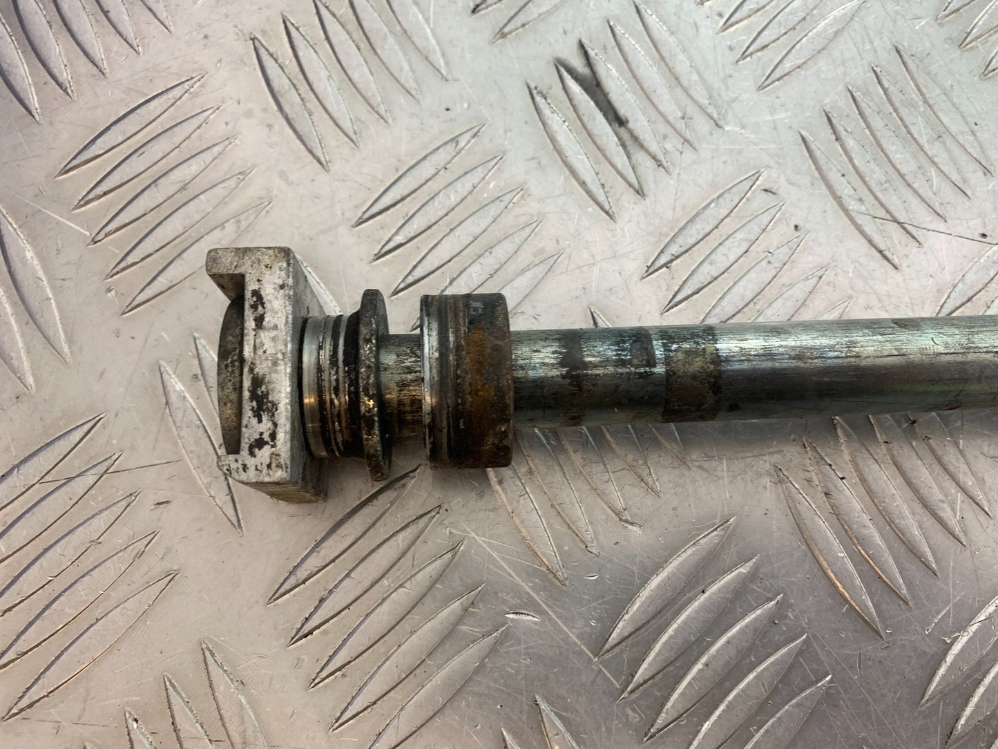SUZUKI GSF1200 GSF 1200 BANDIT REAR WHEEL SPINDLE YEAR 1997-2000 (CMB1149)
