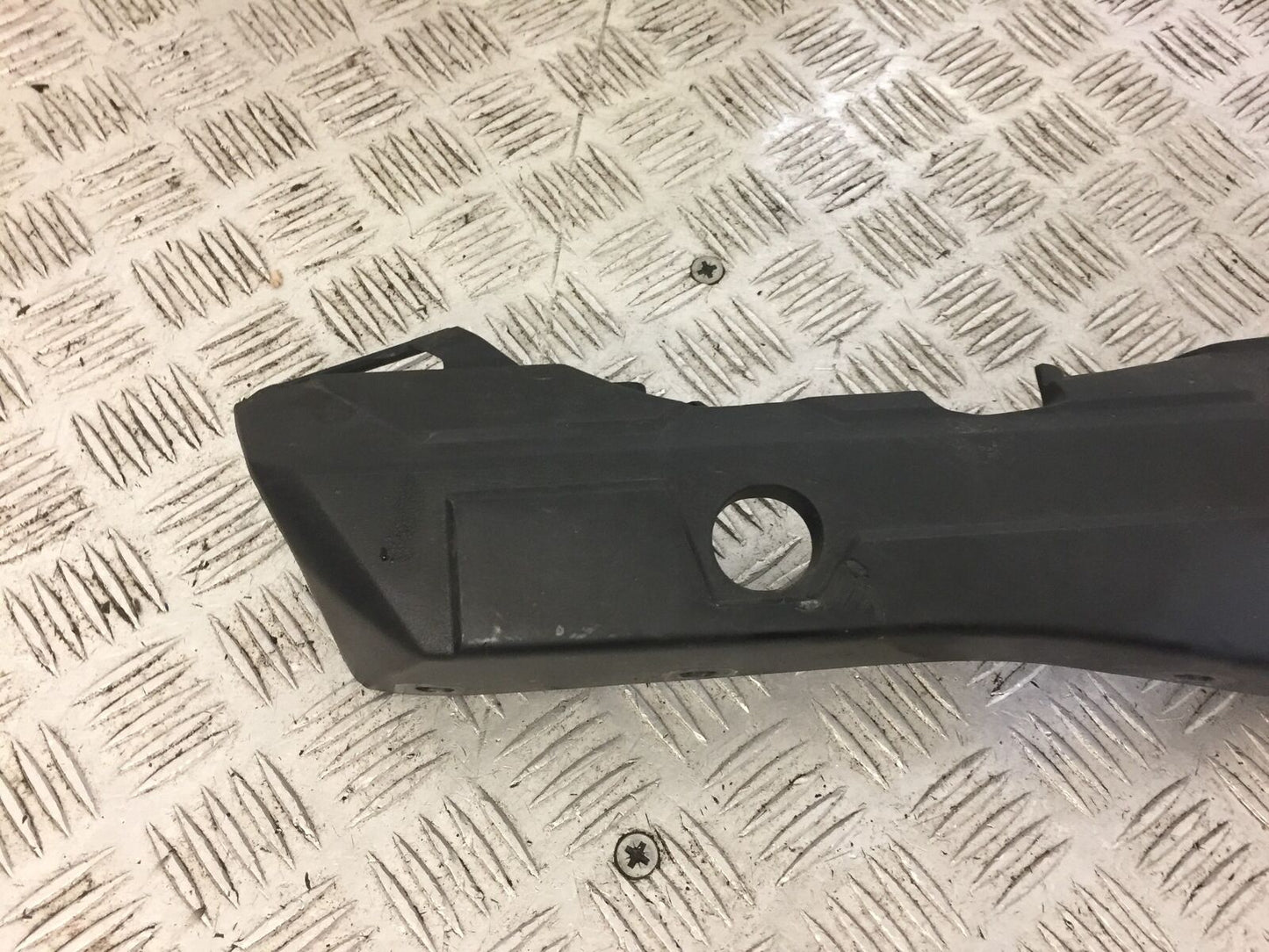 YAMAHA MT09 MT-09 TRACER RIGHT SEAT PANEL YEAR 2017 (STOCK 663)
