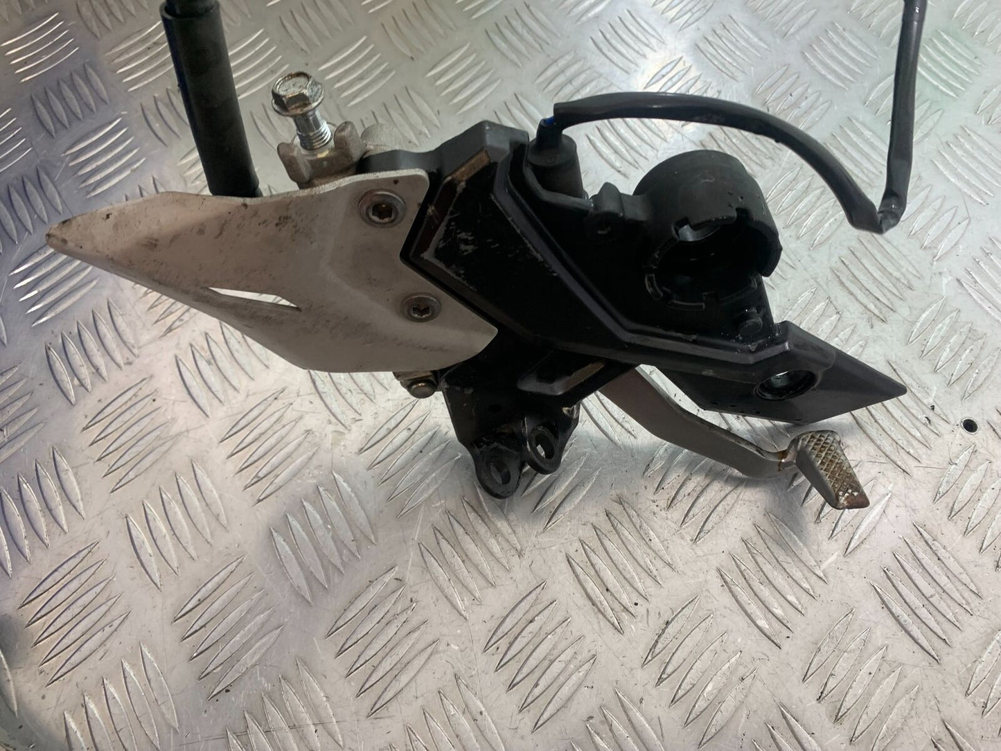 KAWASAKI Z650 ER650 KNFAN FRONT RIGHT HANGER YEAR 2022-2024 (CMB1112)